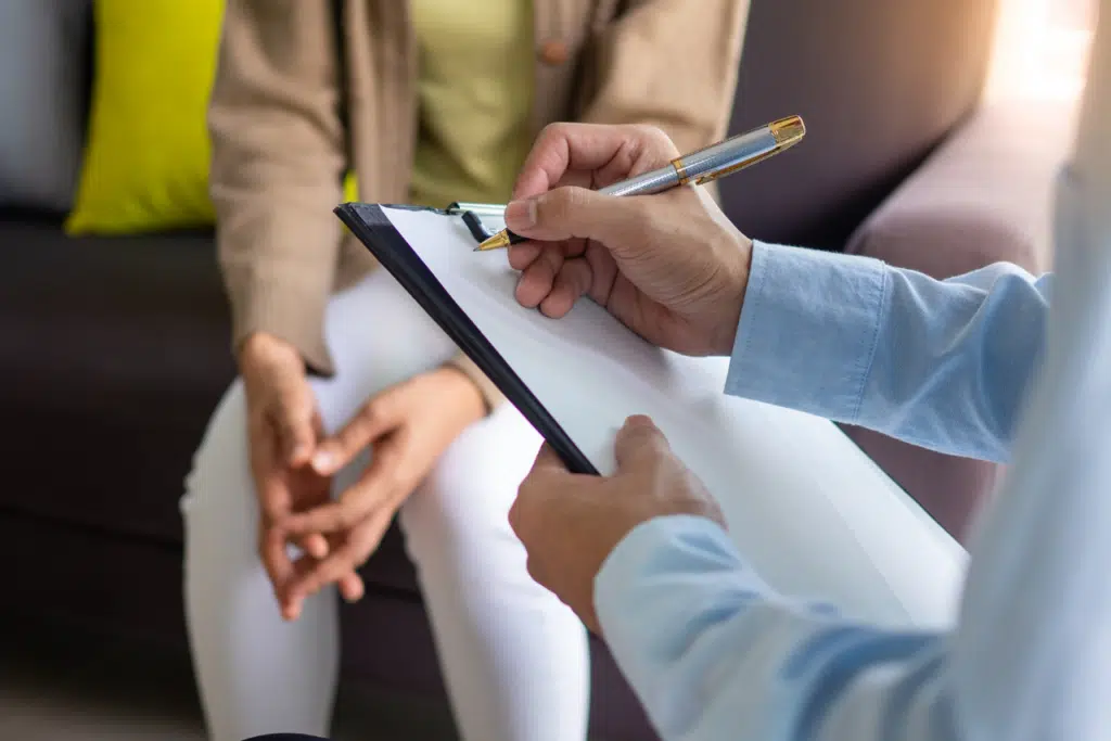 woman speaking with her therapist about Signs Your Antidepressant dose is too low