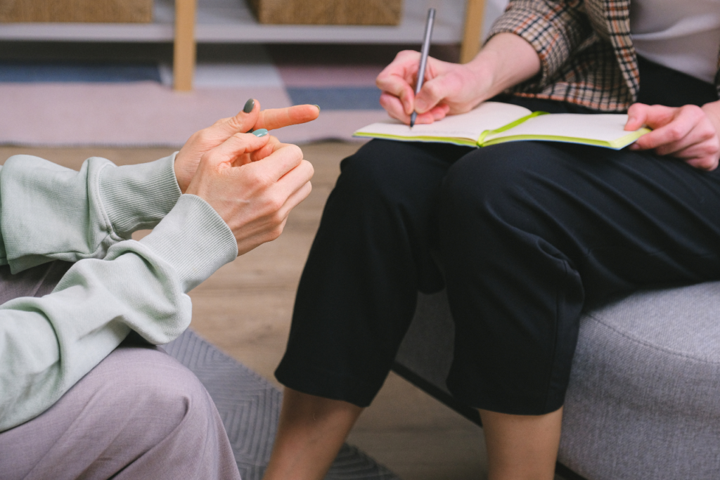 woman speaking to her therapist about effects of Undifferentiated schizophrenia