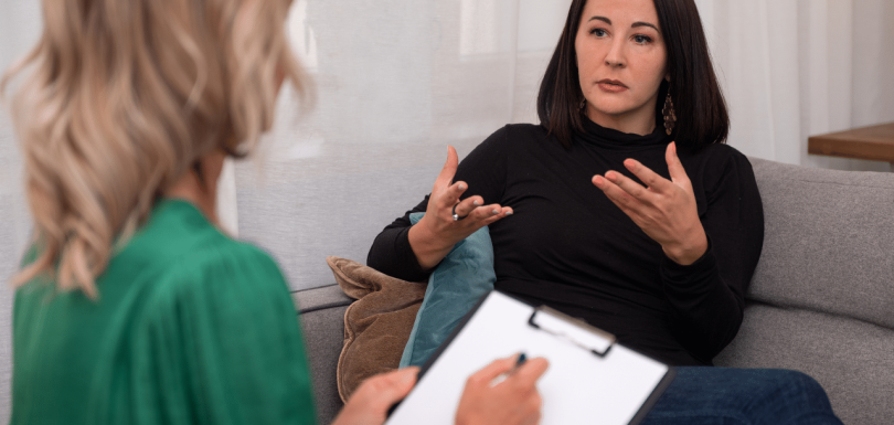 therapist explaining to her patient how does emdr work|patient being shown how does emdr work|therapist explaining to her patient how does emdr work