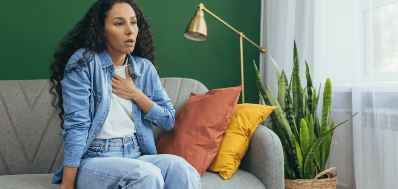 woman struggling with having a silent panic attacks|man struggling having silent panic attacks|woman speaking with her therapist about silent panic attacks