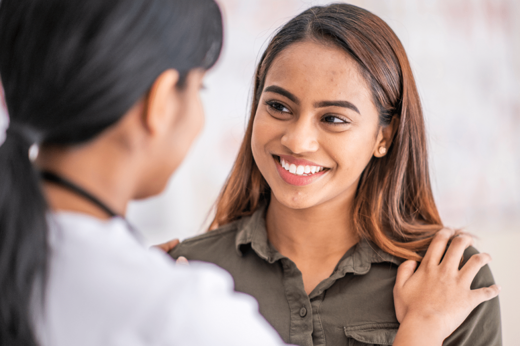 woman speaking with her doctor about borderline personaltiy psychosis|woman struggling with borderline personaltiy psychosis|patients in group discussing borderline personaltiy psychosis